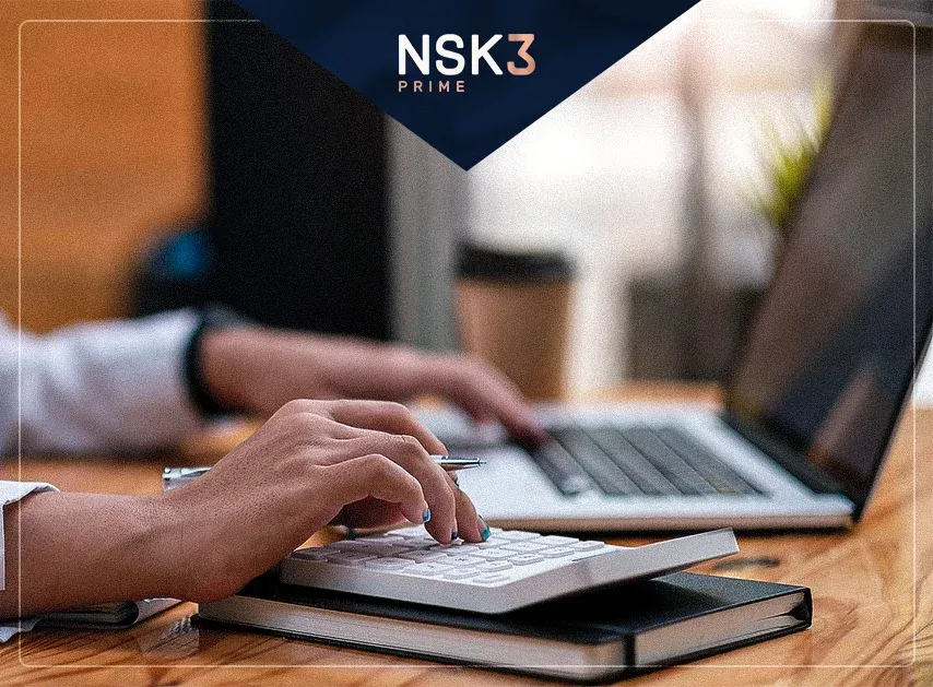 Digitando no computador, e fazendo calculos em uma calculadora