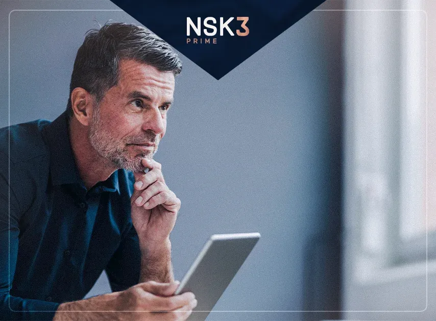 Homem com a mão no queixo pensando 