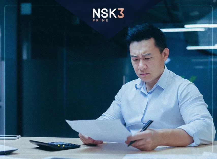 homem olhando papel em um escritorio 